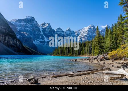 Atemberaubende Spätsommerlandschaft des Moraine Lake, türkisfarbenes Gletscherwasser, majestätische schneebedeckte Ten Peaks. Kanadische Rockies, Banff National Park Stockfoto