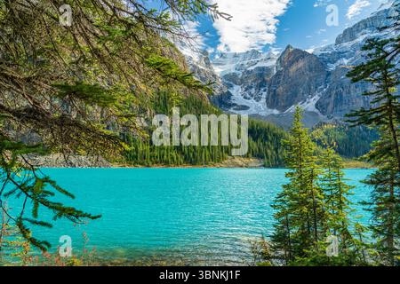 Atemberaubende Spätsommerlandschaft des Moraine Lake, türkisfarbenes Gletscherwasser, majestätische schneebedeckte Ten Peaks. Kanadische Rockies, Banff National Park Stockfoto