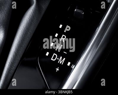Nahaufnahme des Gangwahlschalters im Auto, Anzeige des Automatikgetriebes. Schalthebel, P R N D M-Modi. Stockfoto