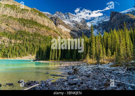 Atemberaubende Spätsommerlandschaft des Moraine Lake, türkisfarbenes Gletscherwasser, majestätische schneebedeckte Ten Peaks. Kanadische Rockies, Banff National Park Stockfoto