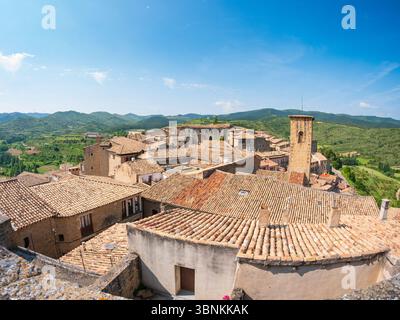 SOS del Rey Catolico Spanien auf einem Hügel mit Terrakotta-Dächern und mittelalterlichem Turm umgeben von grüner Landschaft unter klarem blauem Himmel Stockfoto