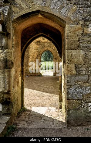 Minster Lovell Hall, Minster Lovell, Cotswolds, Oxfordshire, England, Großbritannien, historische Ruinenanlage aus dem 15. Jahrhundert, britische Architektur Stockfoto