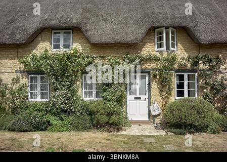 Reetdachhaus, Großbritannien, englisches Haus, Minster Lovell Village, Cotswolds, Oxfordshire, England, traditionelles englisches Landhaus, Vereinigtes Königreich Stockfoto