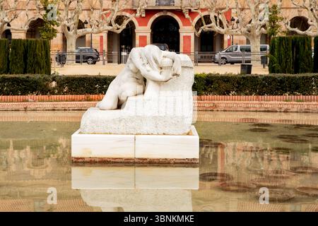 Eine Statue eines Mädchens auf einem Felsen in einem Brunnen im Parc de la Ciutadella in Barcelona Stockfoto