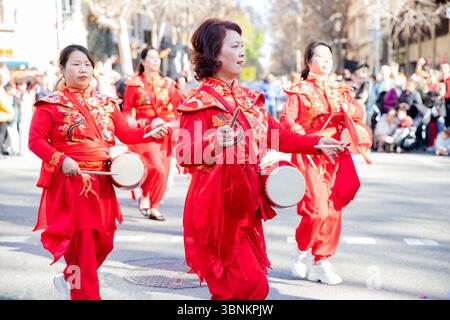 Chinesische Tänzer in roten Kostümen feiern Neujahr. Die Chinesen feiern das chinesische Neujahr in Spanien, Barcelona 01.25.2025 Stockfoto
