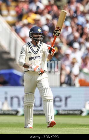 Ravindra Jadeja of India feiert ein halbes Jahrhundert (50 Runs) während des 2. Rothesay Test Match Day 2 England vs India in Edgbaston, Birmingham, Vereinigtes Königreich, 3. Juli 2025 (Foto: Mark Cosgrove/News Images) Stockfoto