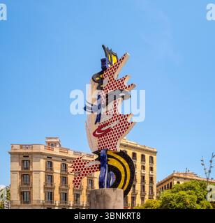 Pop-Art-Skulptur „El Cap de Barcelona“ (der Kopf) von Roy Lichtenstein in Port Vell vor klarem blauem Himmel und klassischen Stadtgebäuden. Stockfoto