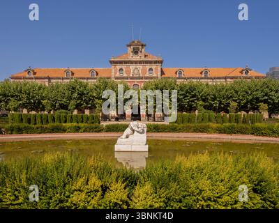 Ein malerischer Blick auf das Parlamentsgebäude von Katalonien mit der berühmten Skulptur „Desconsol“ (Trauer) von Josep Llimona im Vordergrundteich. Stockfoto