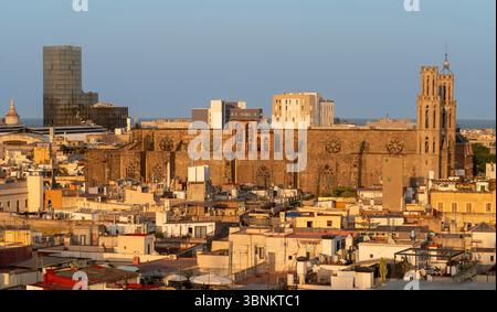 Basilika de Santa Maria del Mar im warmen Licht des Sonnenuntergangs über den Dächern von Barcelonas Viertel El Born und La Ribera. Stockfoto