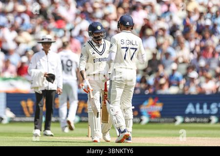 Birmingham, Großbritannien. Juli 2025. Ravindra Jadeja of India feiert ein halbes Jahrhundert (50 Runs) während des 2. Rothesay Test Match Day 1 England vs India in Edgbaston, Birmingham, Vereinigtes Königreich, 2. Juli 2025 (Foto: Mark Cosgrove/News Images) in Birmingham, Vereinigtes Königreich am 3. Juli 2025. (Foto: Mark Cosgrove/News Images/SIPA USA) Credit: SIPA USA/Alamy Live News Stockfoto