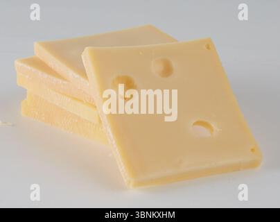 Käsescheiben mit übereinander platzierten Löchern Stockfoto