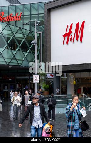 Menschen, die am 5. Juni 2025 in London, Großbritannien, in Richtung Westfield Shopping Centre in Stratford gehen. Dies ist Europas größter Einkaufskomplex. Stratford ist heute das wichtigste Einkaufs-, Kultur- und Freizeitzentrum in East Londons. Außerdem ist es der zweitwichtigste Geschäftsstandort im Osten der Hauptstadt. Stockfoto