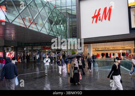 Menschen, die am 5. Juni 2025 in London, Großbritannien, in Richtung Westfield Shopping Centre in Stratford gehen. Dies ist Europas größter Einkaufskomplex. Stratford ist heute das wichtigste Einkaufs-, Kultur- und Freizeitzentrum in East Londons. Außerdem ist es der zweitwichtigste Geschäftsstandort im Osten der Hauptstadt. Stockfoto