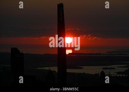 Die Sonne geht am 3. Juli 2025 hinter Gebäuden entlang der Billionare's Row in New York City auf. Stockfoto