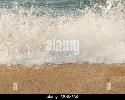 Wellen stürzen auf den Strand in der Nähe von Baku, Aserbaidschan Stockfoto