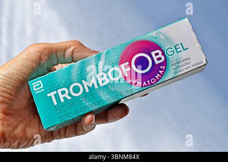 RIO DE JANEIRO, BRASILIEN - 30. Juni 2025: Hand mit einer Schachtel Heparin-Natrium-Gel Stockfoto