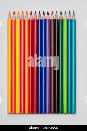 Farbige Bleistifte mit scharfen Spitzen und bereit zum Zeichnen Stockfoto
