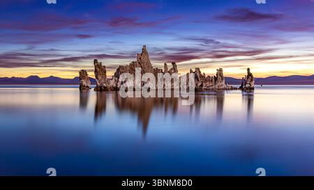 Mono See Tufa Castle unter dem vollen Mondlicht und ruhigem Wasser, das durch eine lange Exposition geglättet wird. Stockfoto