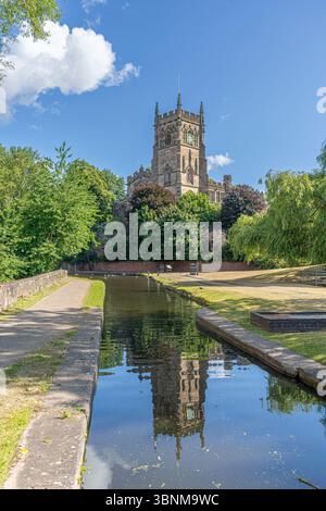 Porträt, Blick auf den Kanal der St. Mary's Church in der Stadt Kidderminster in Worcestershire, Großbritannien, an einem sonnigen Sommertag. Stockfoto