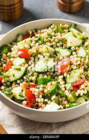 Gesunder hausgemachter mediterraner Couscous-Salat mit Gurke und Tomate Stockfoto