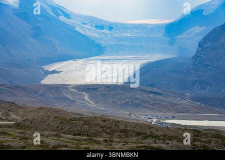Parken Sie am Athabasca Glacier Trailhead entlang des Icefields Parkway im Jasper National Park, Canadian Rockies, Alberta Stockfoto
