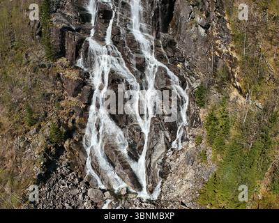 Mo Village, Norwegen - 19. April 2025 - Luftbild des Kvernhusfossen Wasserfalls im Dorf Mo an einem heißen, sonnigen Nachmittag Stockfoto