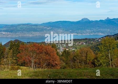 Blick vom Gipfel des PIC des Memise auf dem Balcon du Leman über den Genfer See in Richtung Montreux, Bernex, Chablais, Haute-Savoie, Frankreich Stockfoto