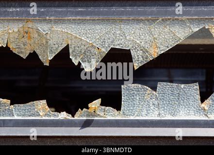 Kaputte Scheibe einer verlassenen Fabrik Stockfoto