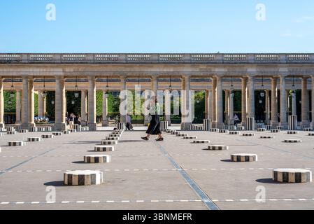 Les Deux Plateaux, auch bekannt als Colonnes de Buren vom französischen Künstler Daniel Buren im 1. Arrondissement von Paris. Stockfoto