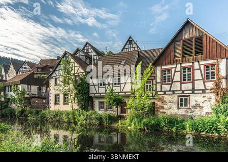 Fachwerkhäuser am Ufer der Kinzig, Schiltach, Baden-Württemberg Stockfoto