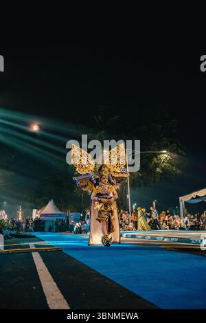 Wonosobo Night Fashion Carnival 2025, eine jährliche Veranstaltung kreativer Mode in Wonosobo, Central Java, indonesien. Stockfoto