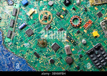 Mosaik aus bestückten Teilen von Computerplatinen mit verschiedenen elektronischen Komponenten Stockfoto