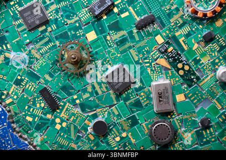 Mosaik aus bestückten Teilen von Computerplatinen mit verschiedenen elektronischen Komponenten Stockfoto
