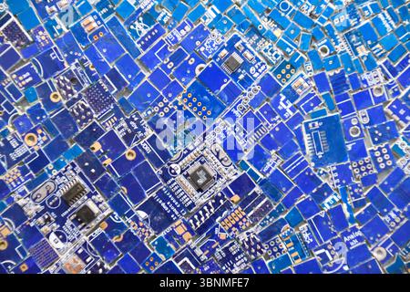 Mosaik aus bestückten Teilen von Computerplatinen mit verschiedenen elektronischen Komponenten Stockfoto