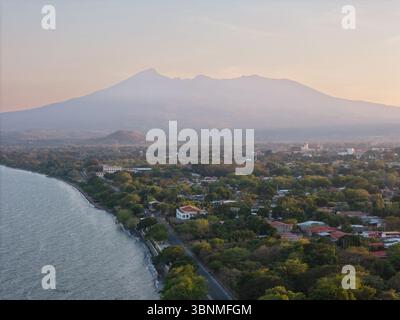 Granada Straßen in Nicaragua aus der Vogelperspektive auf dem Hintergrund des Vulkans Mombacho Stockfoto