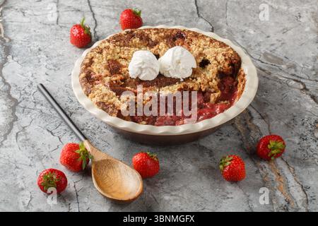 Sommer-Dessert Kakao-Erdbeere-Schuster mit Vanilleeis in der Backform auf dem Tisch. Horizontal Stockfoto