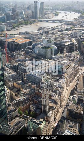 Aus der Vogelperspektive von London vom Sky Garden aus, mit der Themse, der London Bridge und Gebäuden in der City of London. Stockfoto