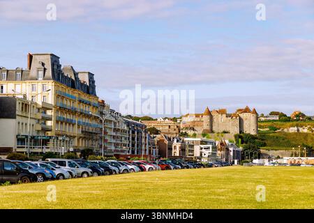 Wiese am Boulevard Verdun mit Blick auf das Hotel Windsor, das Kasino, das alte Stadttor Porte des Tourelles, das Centre aquatique und das Schloss Chäteau de Dieppe in Dieppe an der Alabasterküste (Cote d'Albätre) im Departement seine-Maritime in der Normandie in Frankreich Stockfoto