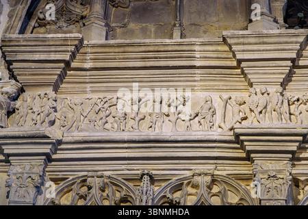 Mur du tresor (Mauer zur Sakristei) mit Frise der Wilden (Frise des Sauvages) mit Basrelief aus dem 16. Jahrhundert auf Seeexpeditionen nach Asien, Afrika und Amerika und Begegnungen mit indigenen Völkern in der Kirche Saint-Jacques (St.-Jakob-Kirche) in Dieppe an der Alabasterküste (Cote d’Albätre) im Departement seine-Maritime in der Normandie Region Frankreich Stockfoto