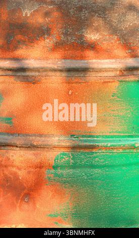 Die Textur des grünen Rosteisens. Teil eines alten Fasses. Stockfoto