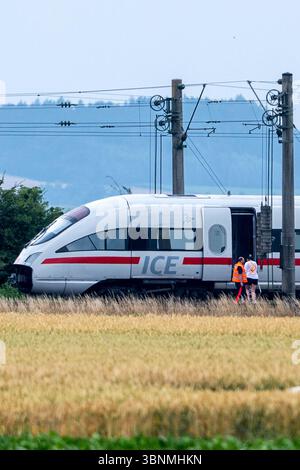 03. Juli 2025, Bayern, Straßkirchen: Der ICE-Zug, bei dem ein Mann mehrere Fahrgäste in Niederbayern attackierte, befindet sich auf freiem Gleis. Der mutmaßliche Täter wurde verhaftet. Er hatte gefährliche Gegenstände bei dem Angriff benutzt. Foto: Armin Weigel/dpa Stockfoto