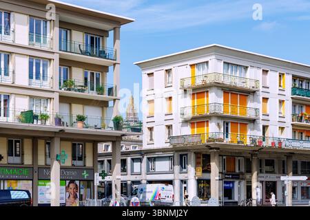 Rue de Paris mit Häusern von Auguste Perret und Blick auf die Kirche Saint-Joseph in Le Havre an der Alabasterküste (Cote d’Albatre) im Departement seine-Maritime in der Normandie Stockfoto