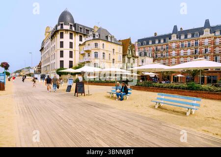 Strand und Promenade von Les Planches in Trouviille-sur-Mer (Trouville) an der Blumenküste (Cote Fleurie, Cote Fleurie) im Departement Calvados in der Normandie in Frankreich Stockfoto