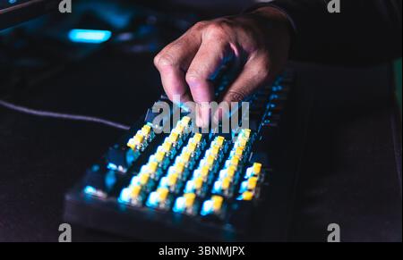 Nahaufnahme der Hände, die Tastenkappen auf einer mechanischen RGB-Tastatur anbringen Stockfoto