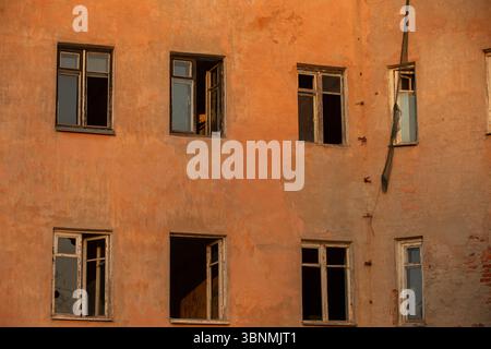 Ein verlassenes, zerstörtes altes mehrstöckiges Gebäude. Das Konzept der Zerstörung einer verlassenen Stadt oder des Abrisses von Wohnungen. Stockfoto