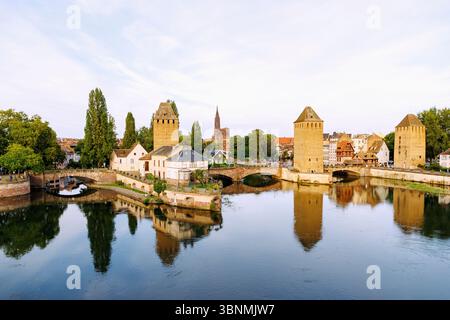 Blick auf Ponts Couverts und den Straßburger Dom (Straßburger Dom, Liebfrauenmünster, La Cathedrale Notre-Dame) von Barrage Vauban in Straßburg im Unterrhein-Département Grand Est im Elsass in Frankreich Stockfoto