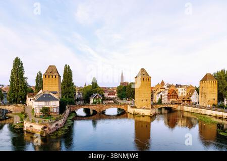 Blick auf Ponts Couverts und den Straßburger Dom (Straßburger Dom, Liebfrauenmünster, La Cathedrale Notre-Dame) von Barrage Vauban in Straßburg im Unterrhein-Département Grand Est im Elsass in Frankreich Stockfoto