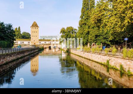 Blick auf Ponts Couverts, Barrage Vauban und Musee d'Art Moderne et Contemporain (MAMCS) von der Rue des Moulins zwischen Square Suzanne Lacore und Quai Woerthel in Straßburg im Departement Unterrhein in der Region Grand Est im Elsass in Frankreich Stockfoto