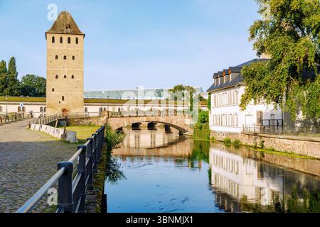 Blick auf Ponts Couverts, Barrage Vauban und Musee d'Art Moderne et Contemporain (MAMCS) von der Rue des Moulins zwischen Square Suzanne Lacore und Quai Woerthel in Straßburg im Departement Unterrhein in der Region Grand Est im Elsass in Frankreich Stockfoto