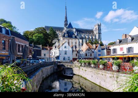 Kathedrale Notre-Dame und Place du Don mit Brücke über die Riviere des Clairons in Amiens im Departement Somme in der französischen Region Hauts-de-France Stockfoto